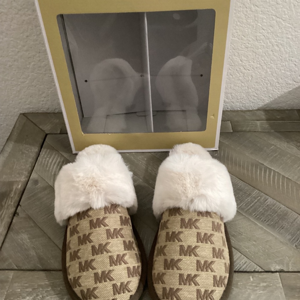 MICHAEL MICHAEL KORS Women's Tula Scuff Slip-On Cozy Slippers, size 10 - Picture 4 of 7